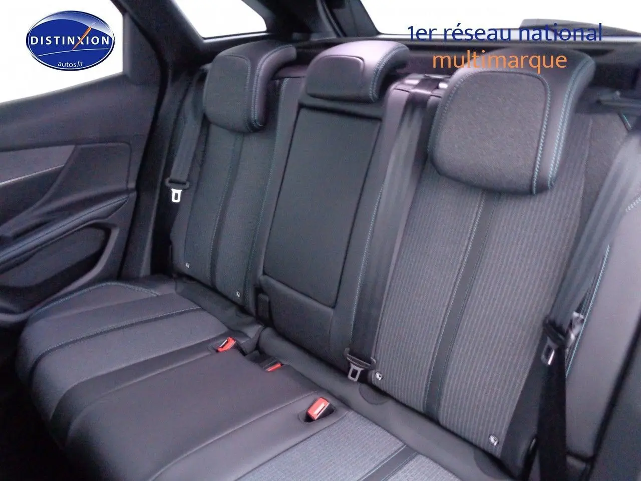 Vue intérieure des sièges arrière en tissu noir et cuir du Peugeot 3008 2023, avec appuie-têtes et ceintures visibles.