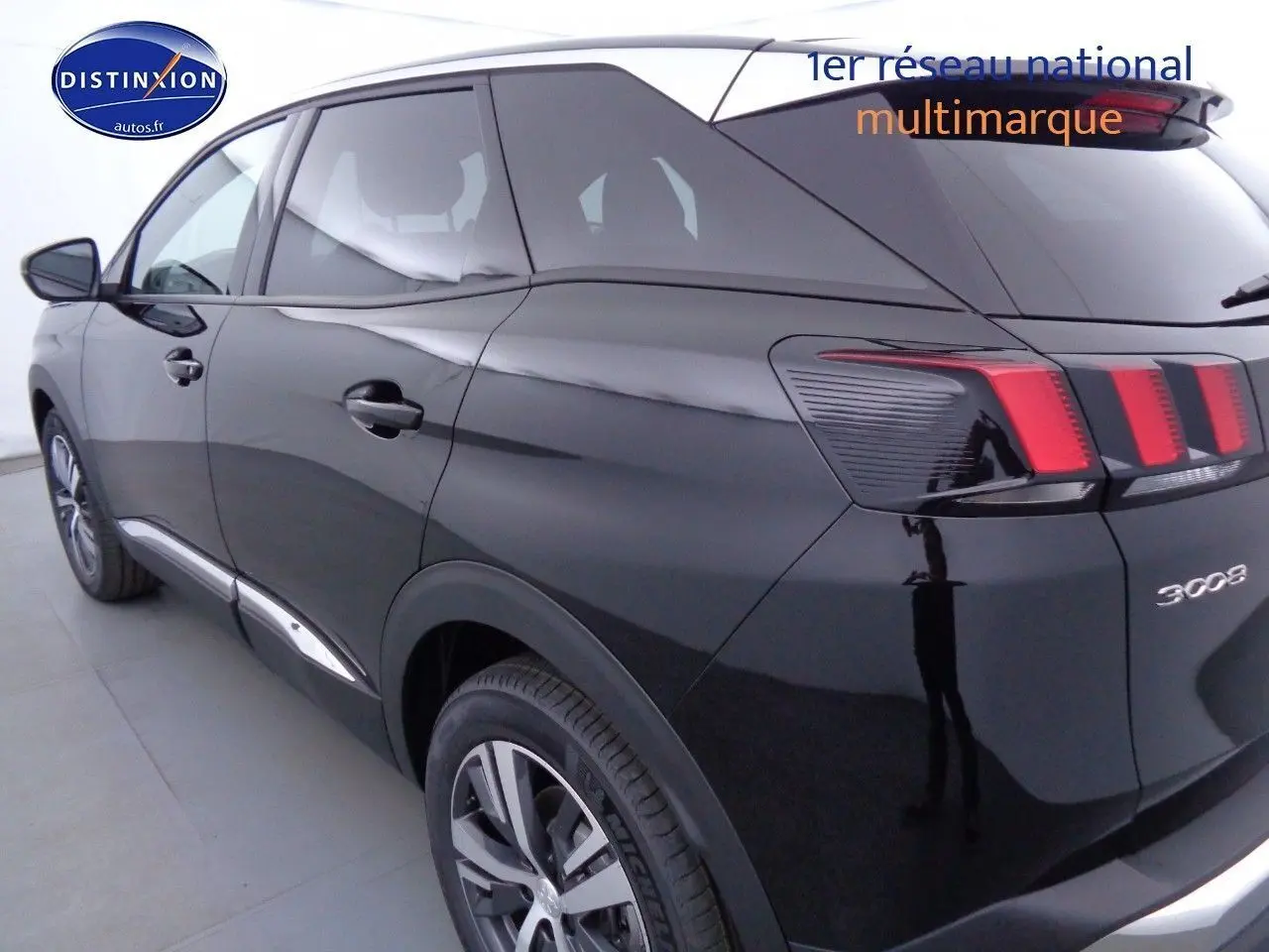 Vue 3/4 arrière côté gauche d'un Peugeot 3008 noir métal avec feux arrière à barres rouges distinctives.