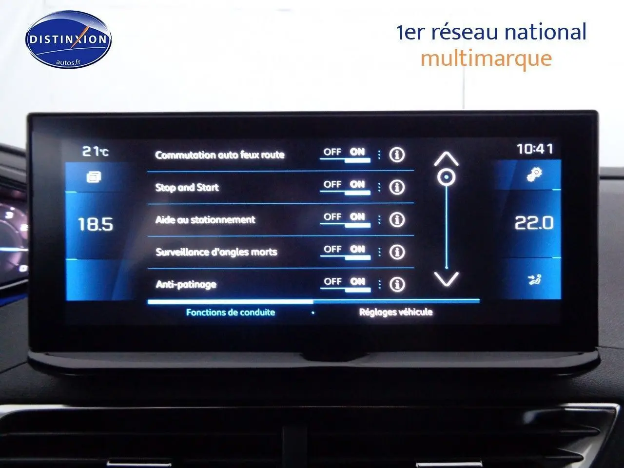 Écran tactile du tableau de bord du Peugeot 3008 2023 affichant les réglages d'aide à la conduite et climatisation.