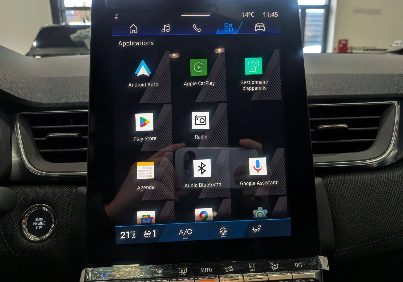 Écran tactile central du tableau de bord du Renault Symbioz gris Cassiopé, affichant les applications connectées.