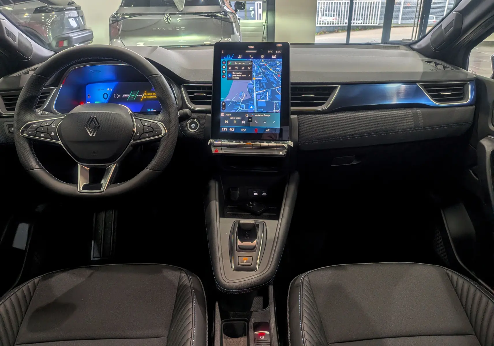 Tableau de bord et console centrale du Renault SYMBIOZ gris Cassiopé, avec écran tactile vertical et volant multifonction.
