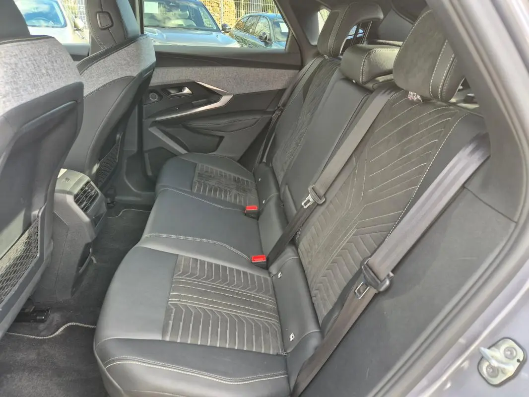Vue côté droit de la banquette arrière gris clair du Peugeot 3008 Hybrid 136 e-DCS6 GT avec sellerie mixte cuir et tissu.