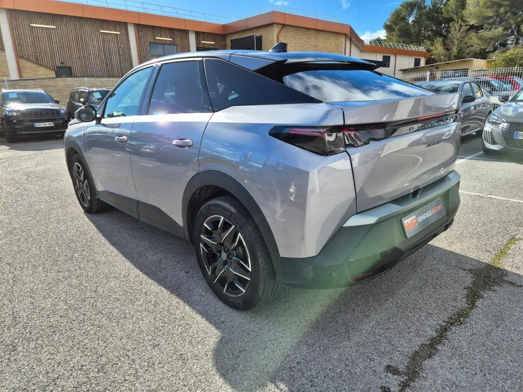 Peugeot 3008 Hybrid gris clair vue 3/4 arrière droit, jantes alliage 19 pouces et feux arrière LED distinctifs.