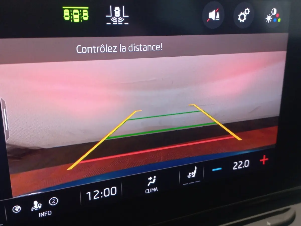 Écran tactile central de la Skoda Octavia 2022 bleu montrant la caméra de recul avec lignes de guidage colorées.