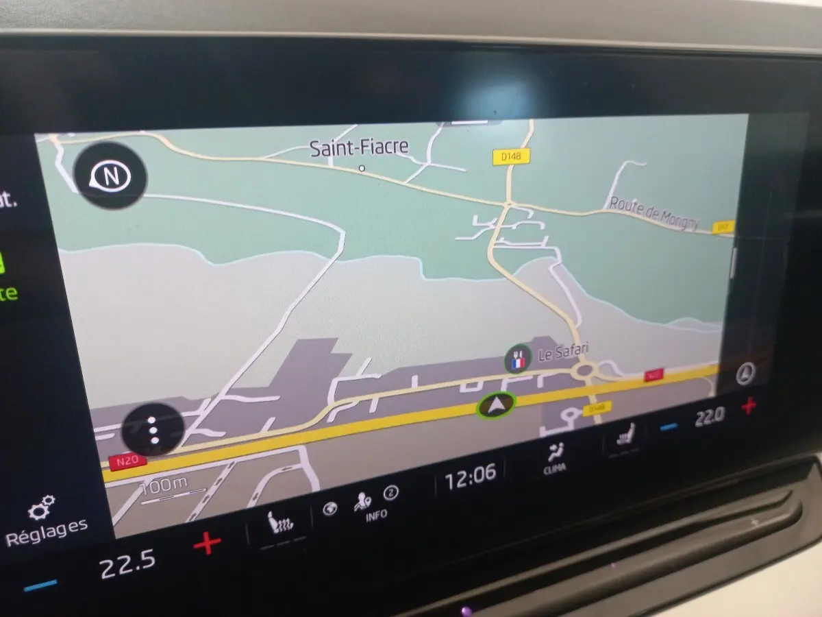Écran tactile central du tableau de bord de la Skoda Octavia 1.5 TSI bleu, affichant la navigation GPS en intérieur.