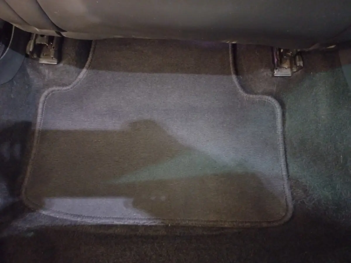 Tapis de sol noir dans l'habitacle de la Skoda Octavia 1.5 TSI mHEV e-TEC 150 DSG7 Style, vue intérieure au niveau des pieds.