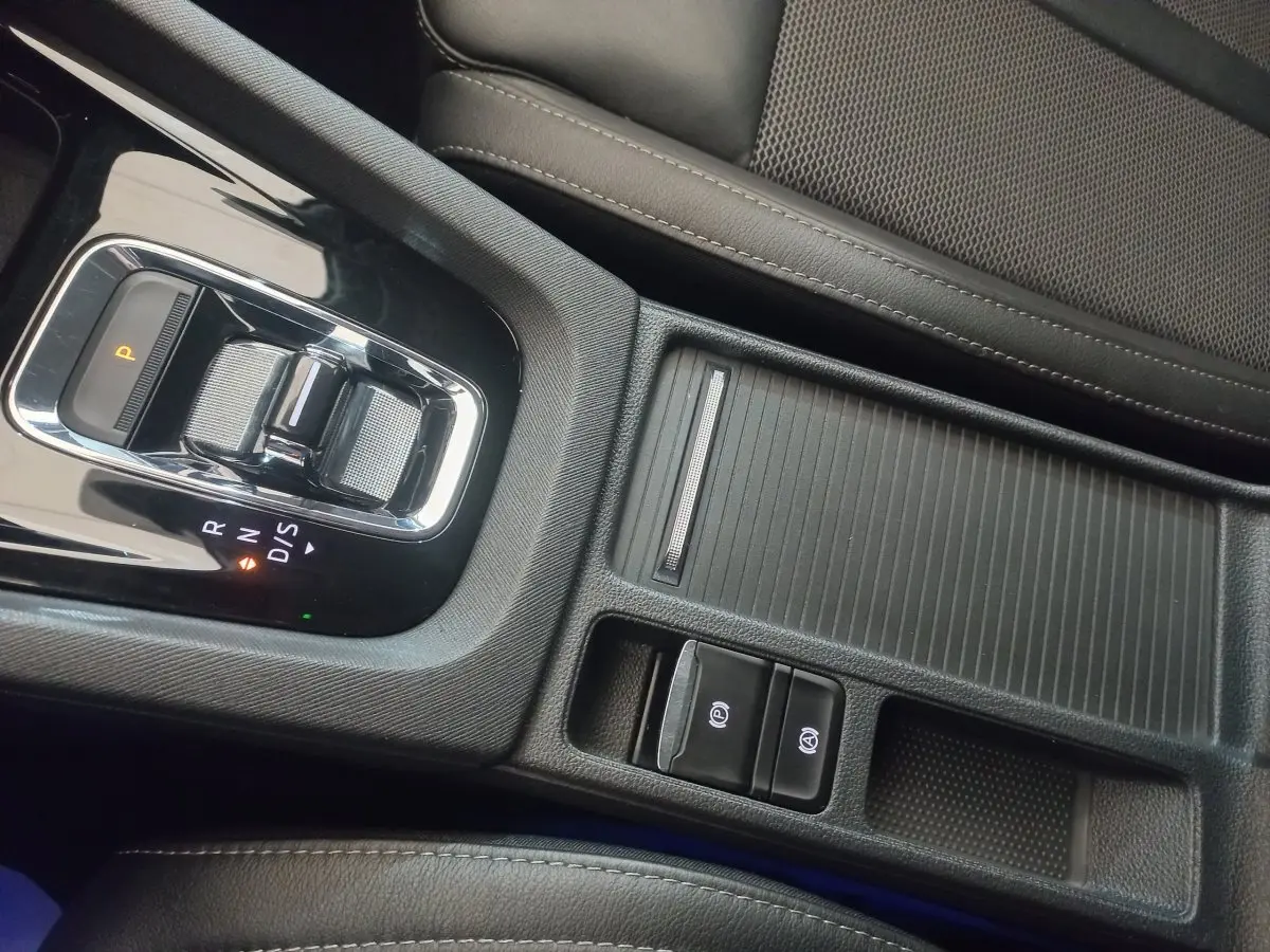 Gros plan sur la console centrale noire de la Skoda Octavia 1.5 TSI mHEV, avec levier de vitesses automatique et commandes électroniques.