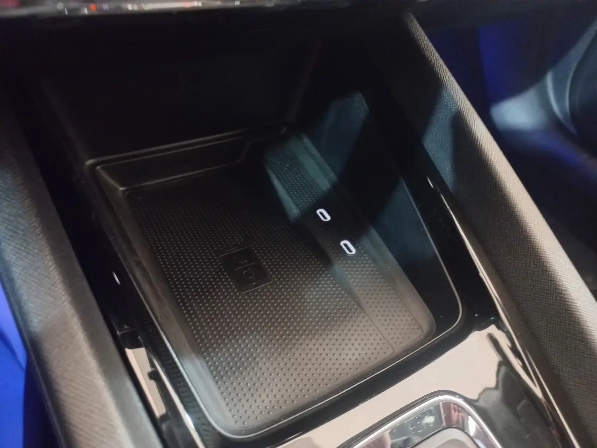 Gros plan sur la zone de recharge sans fil noire dans l’habitacle de la Skoda Octavia bleu 1.5 TSI mHEV 2022.