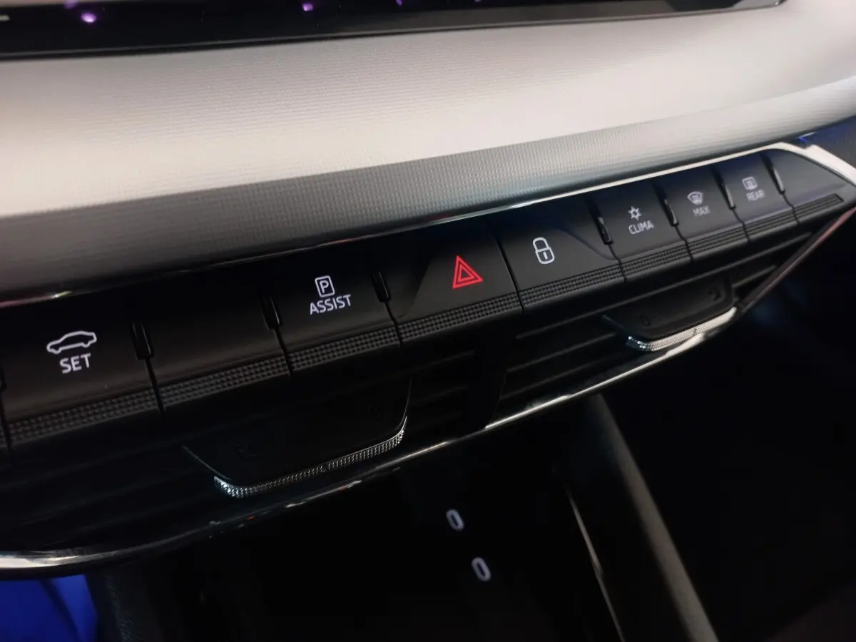 Gros plan sur la rangée de boutons de commande du tableau de bord de la Skoda Octavia bleue, version Style 2022.