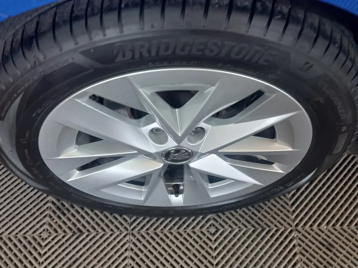 Gros plan sur la roue avant droite de la Skoda Octavia bleue, mettant en valeur la jante alu argentée et le pneu Bridgestone.