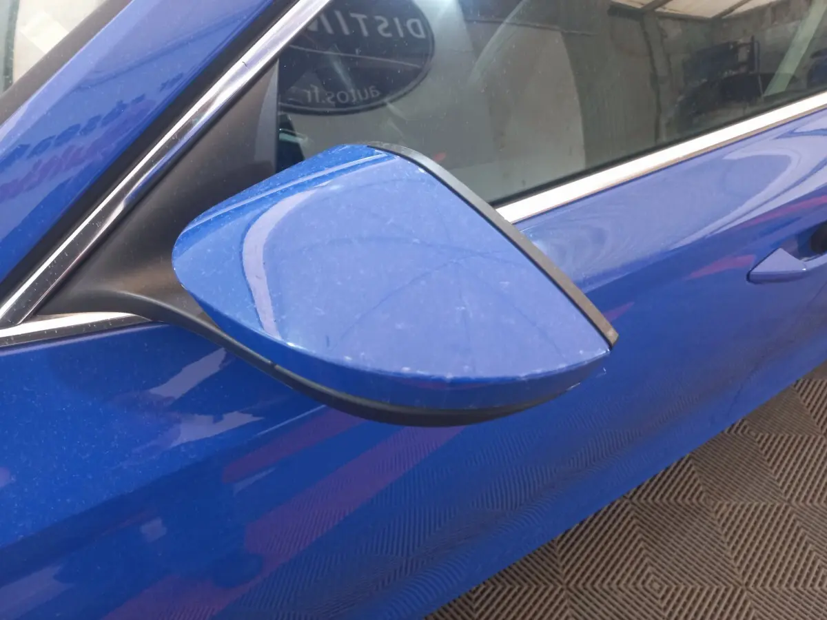 Rétroviseur côté gauche bleu de la Skoda Octavia 1.5 TSI mHEV e-TEC 150 DSG7 Style 2022, vue rapprochée.