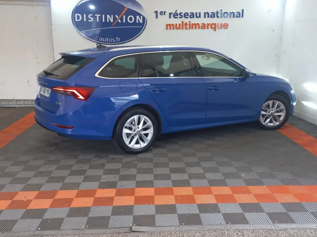 SKODA OCTAVIA Style bleu vue de profil côté droit en break, avec feux arrière LED et jantes alliage.