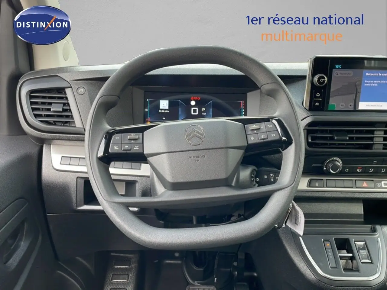 Vue intérieure du tableau de bord et volant du Citroën Jumpy Cabine Approfondie, finition noire avec écran tactile central.