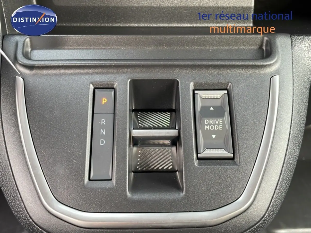 Gros plan sur la console centrale du Citroën Jumpy Cabine Approfondie gris titane, avec sélecteur de boîte auto et bouton Drive Mode.