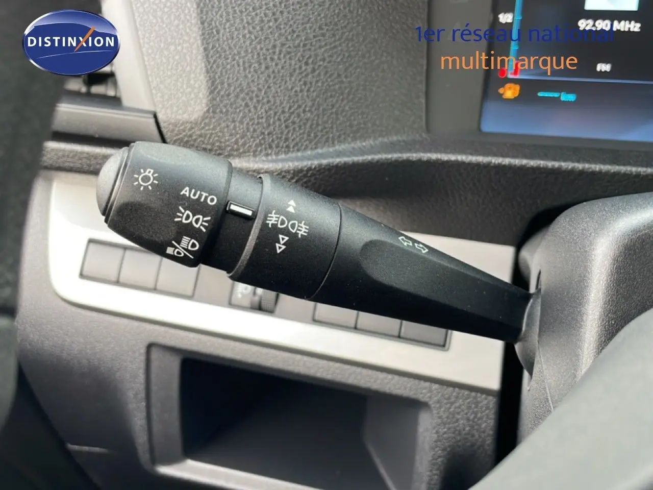 Gros plan sur la manette de commande d’éclairage à gauche du volant dans l’habitacle du Citroën Jumpy gris titane.