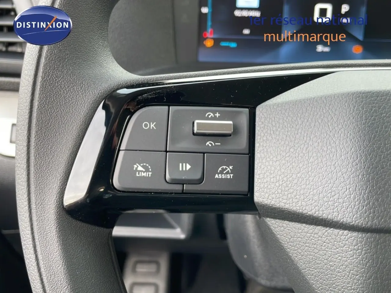 Gros plan sur les commandes au volant du Citroën Jumpy Cabine Approfondie gris titane, avec boutons de limitation et assistance.