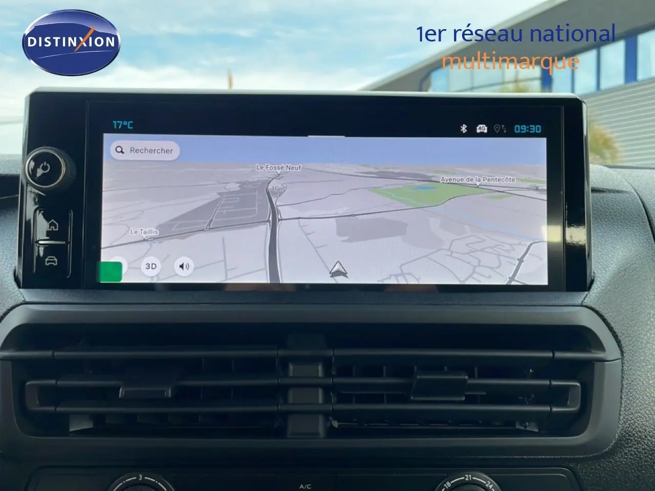 Écran tactile de navigation du tableau de bord du Citroën Jumpy Cabine Approfondie gris titane, vue intérieure frontale.