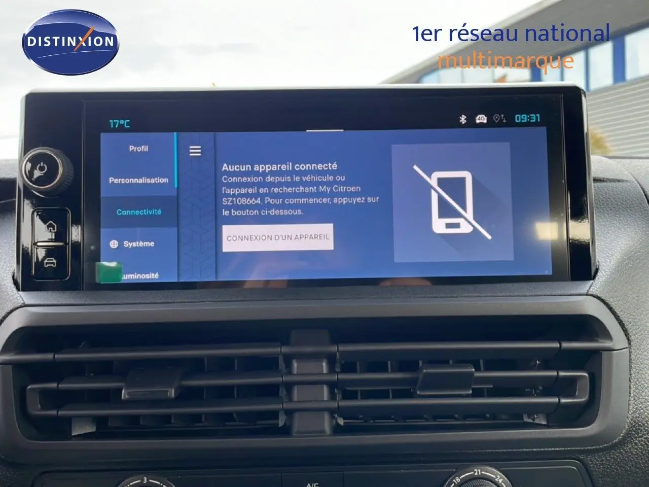 Écran tactile central affichant les réglages de connectivité du Citroën Jumpy cabine approfondie, intérieur noir.