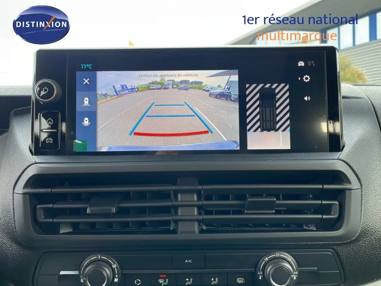 Écran central affichant la caméra de recul et l’aide au stationnement du Citroën Jumpy gris titane, vue intérieure frontale.