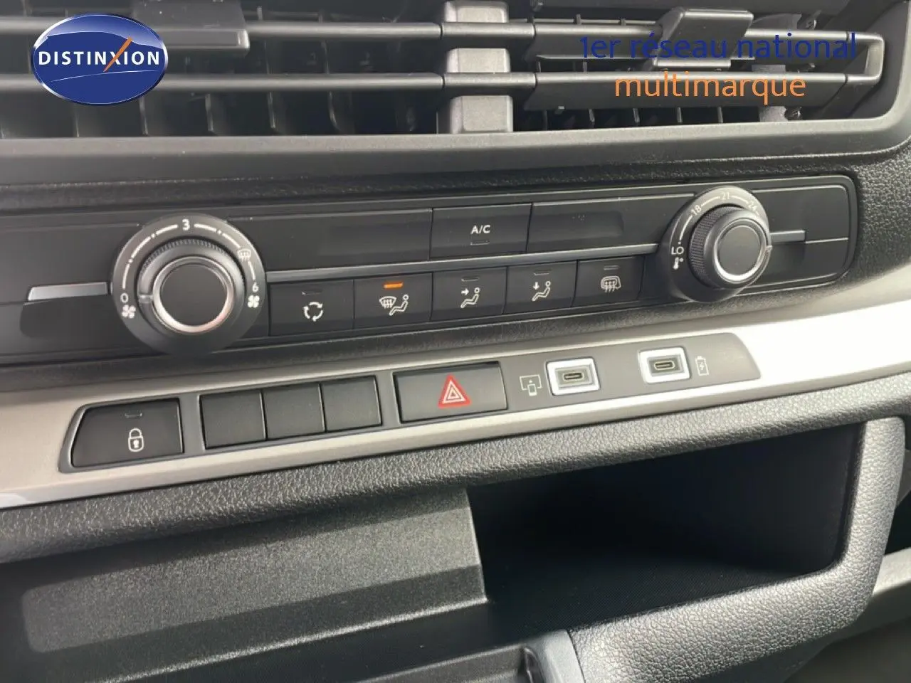 Détail du tableau de bord du Citroën Jumpy Cabine Approfondie gris titane, avec commandes de climatisation et ports USB visibles.