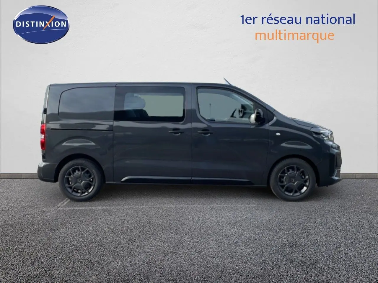 Profil droit d'un Citroën Jumpy Cabine Approfondie gris titane métal avec vitres latérales teintées et jantes noires.