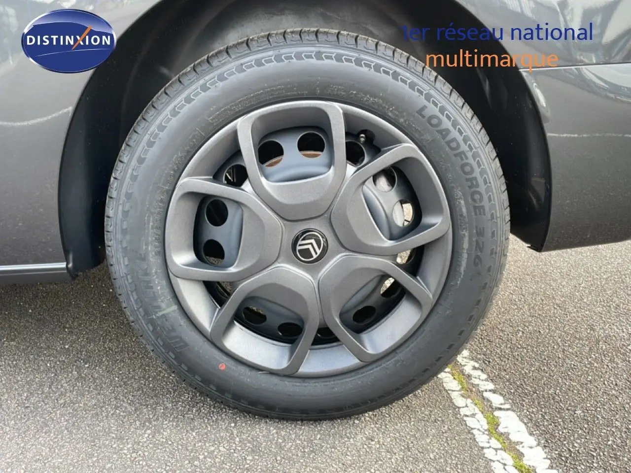 Gros plan sur la roue avant gauche gris titane métal du Citroën Jumpy Cabine Approfondie 2026 avec jante spécifique.