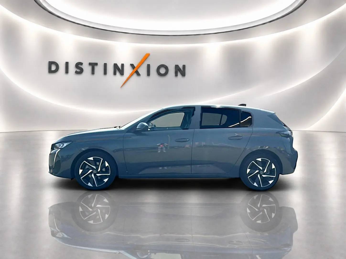 Peugeot 308 1.5 BlueHDi 130 Allure gris Artense vue profil droit dans un showroom lumineux.