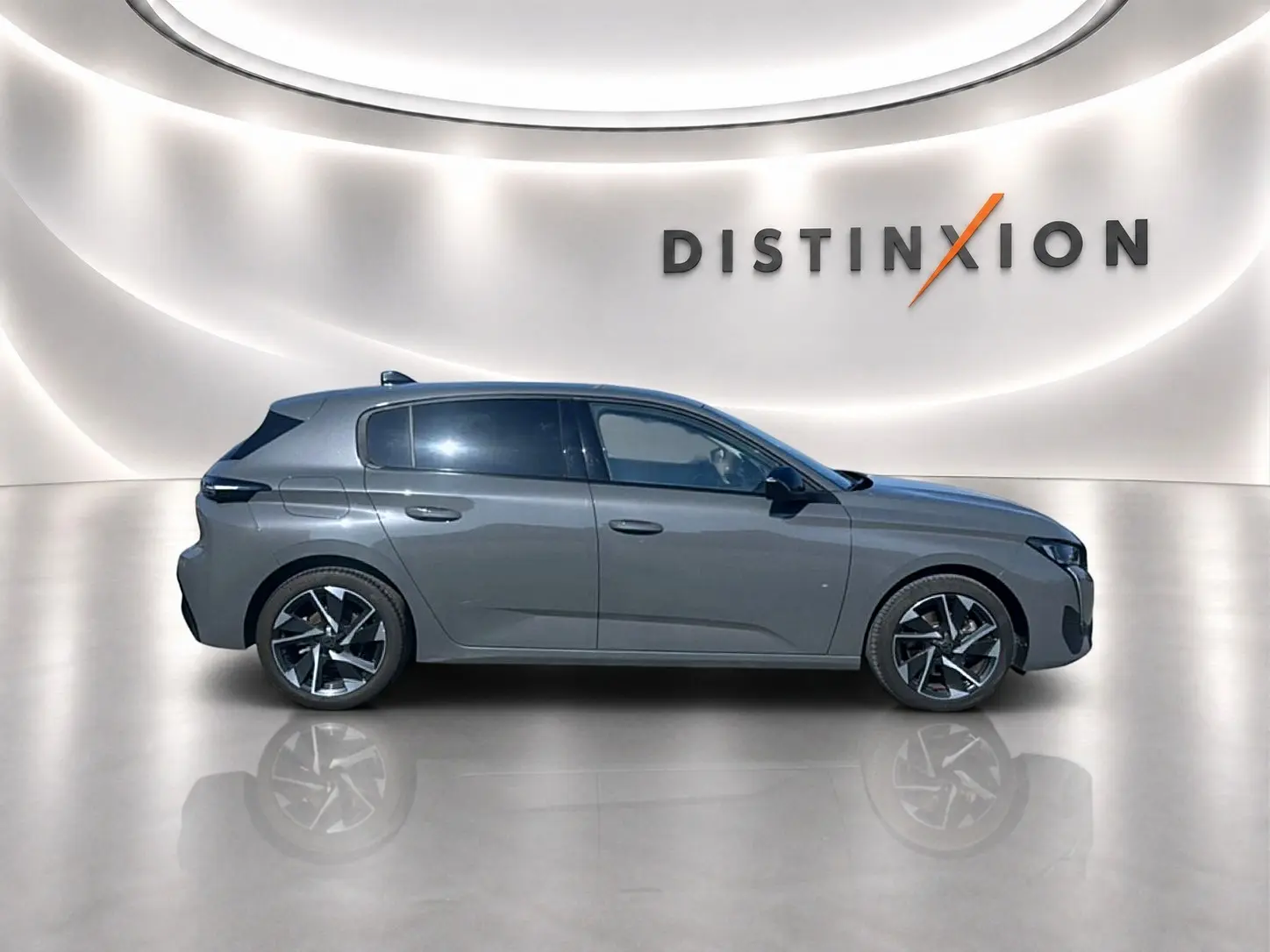 Profil côté gauche de la Peugeot 308 2025 gris artense avec jantes alu, vitres surteintées et lignes épurées.