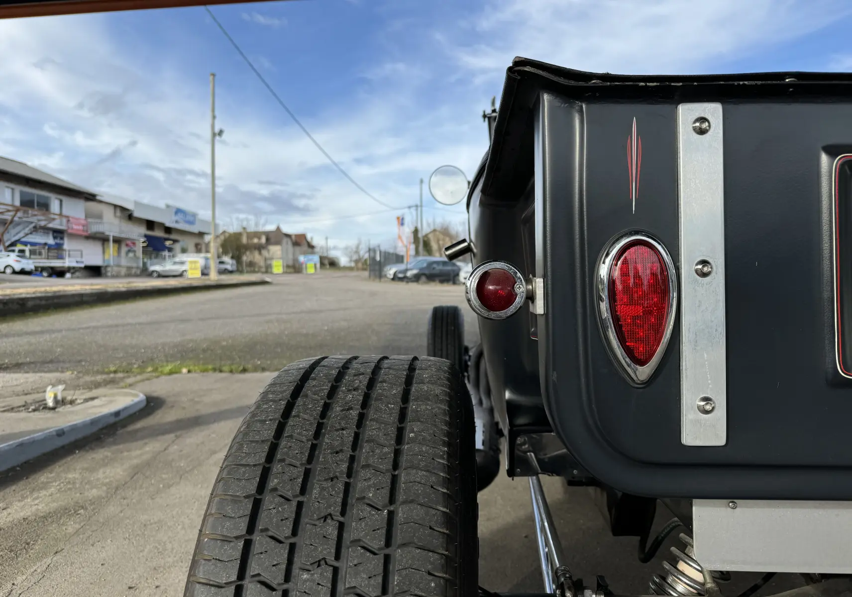 Vue arrière droite du Ford T Hot Rod V8 noir avec feux ronds et liserés rouges faits à la main.