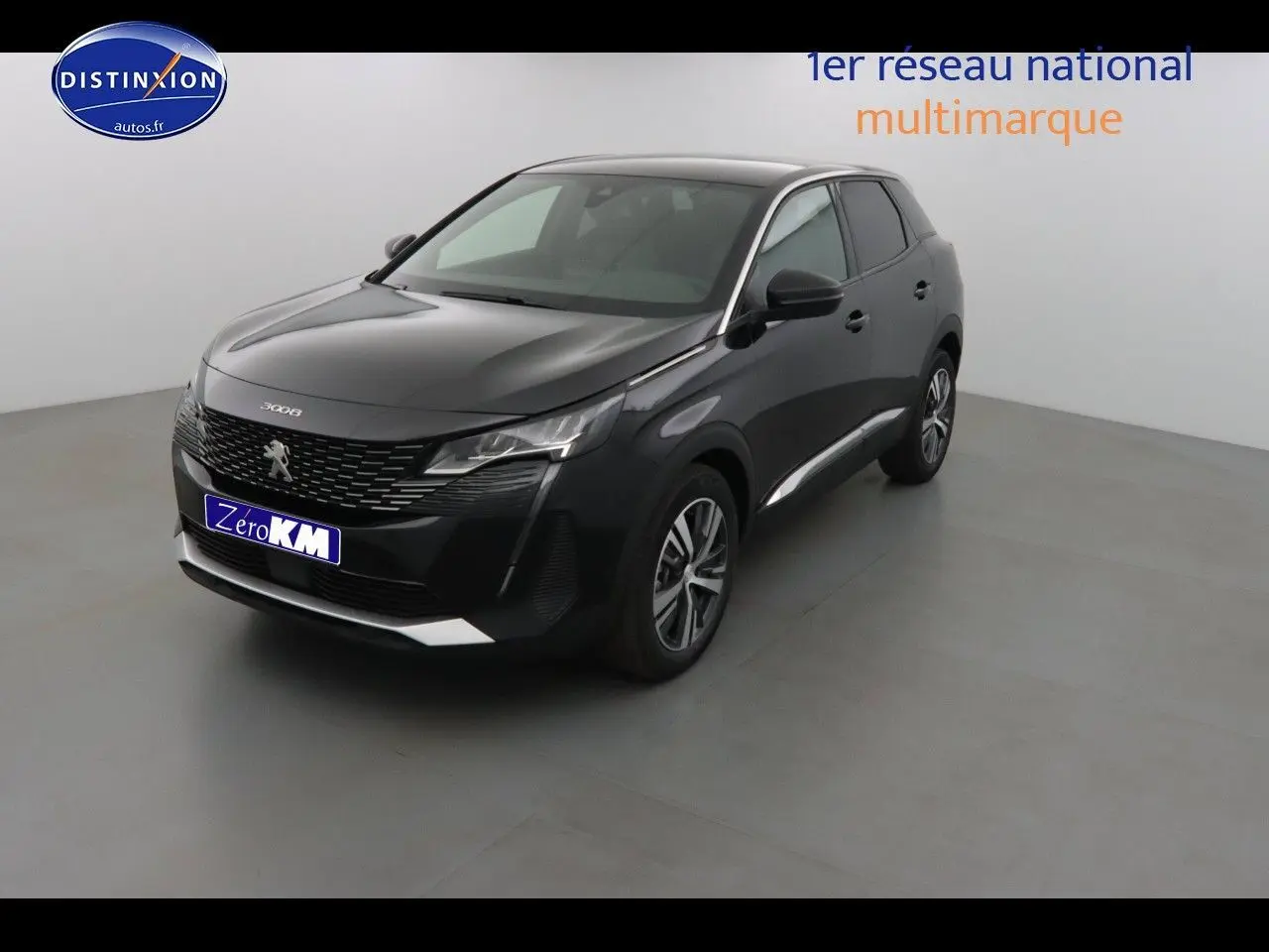 Peugeot 3008 noir métal vue 3/4 avant droit dans un studio, avec calandre et phares LED distinctifs.