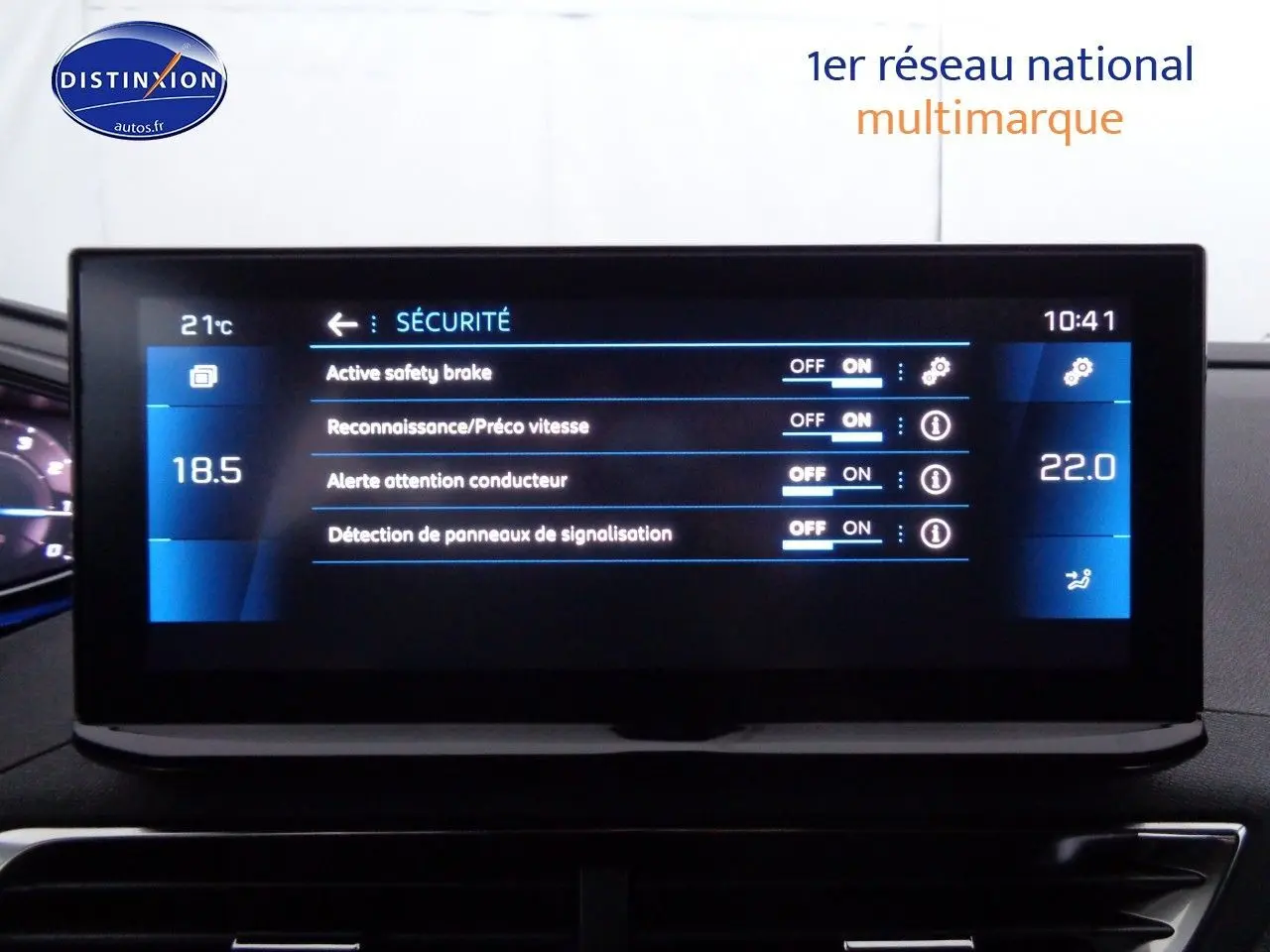 Écran central du tableau de bord du Peugeot 3008 2023 affichant les réglages de sécurité et la température intérieure.