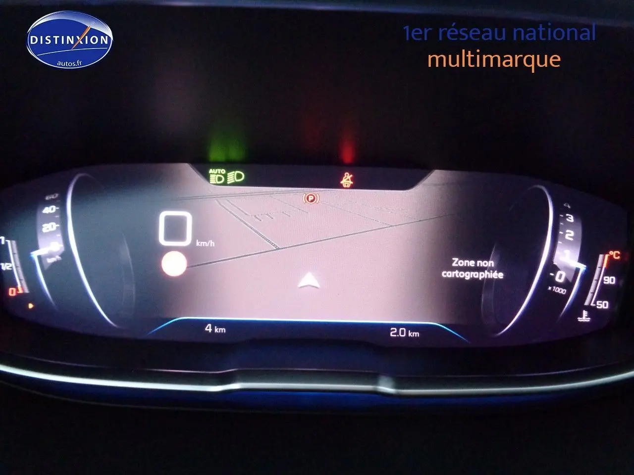 Tableau de bord numérique du Peugeot 3008 noir métal 2023 affichant la vitesse à 0 km/h et la navigation.