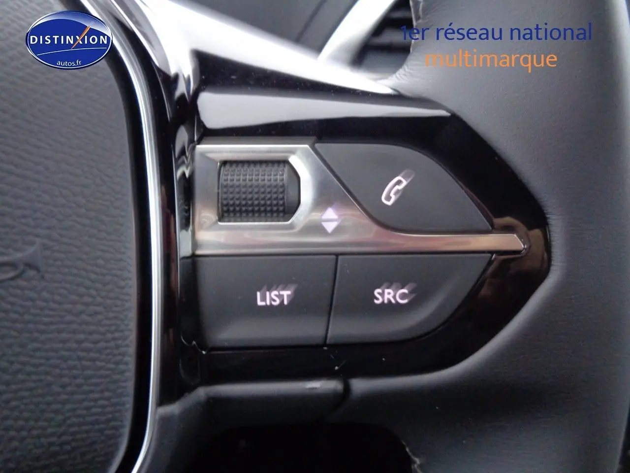 Gros plan sur les commandes de la téléphonie au volant d’un Peugeot 3008 noir métal 2023.