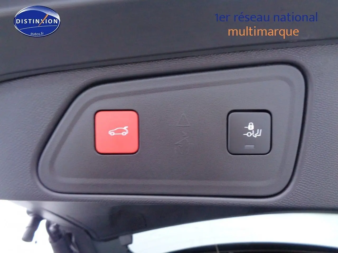 Boutons de commande du hayon électrique et verrouillage enfant sur le panneau intérieur d'un Peugeot 3008 noir métal 2023.