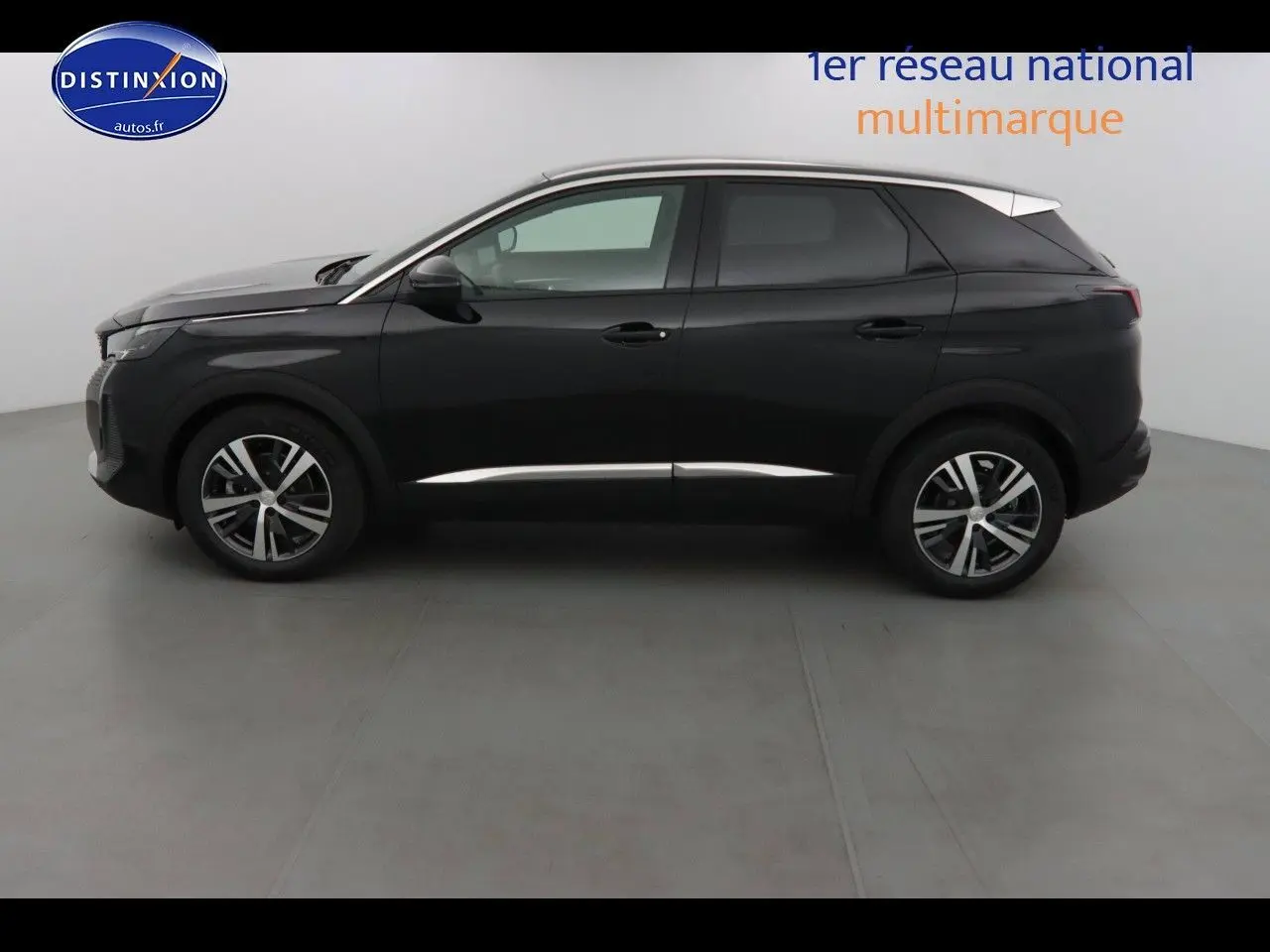 Profil latéral droit du Peugeot 3008 noir métal 2023 avec jantes alliage et toit contrasté blanc.