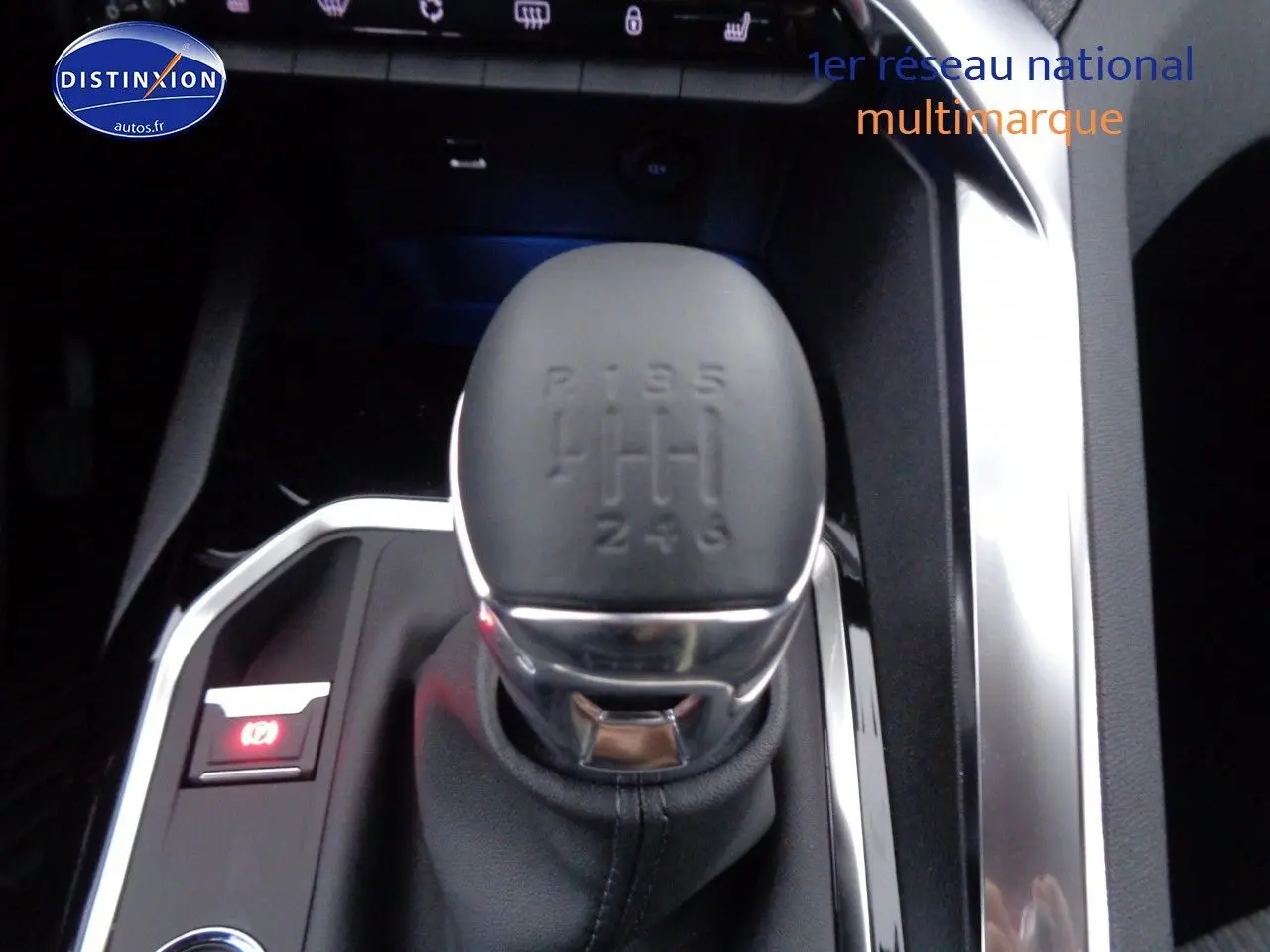 Gros plan sur le levier de vitesses manuel noir du Peugeot 3008 2023 finition Allure Pack, entouré de détails chromés.