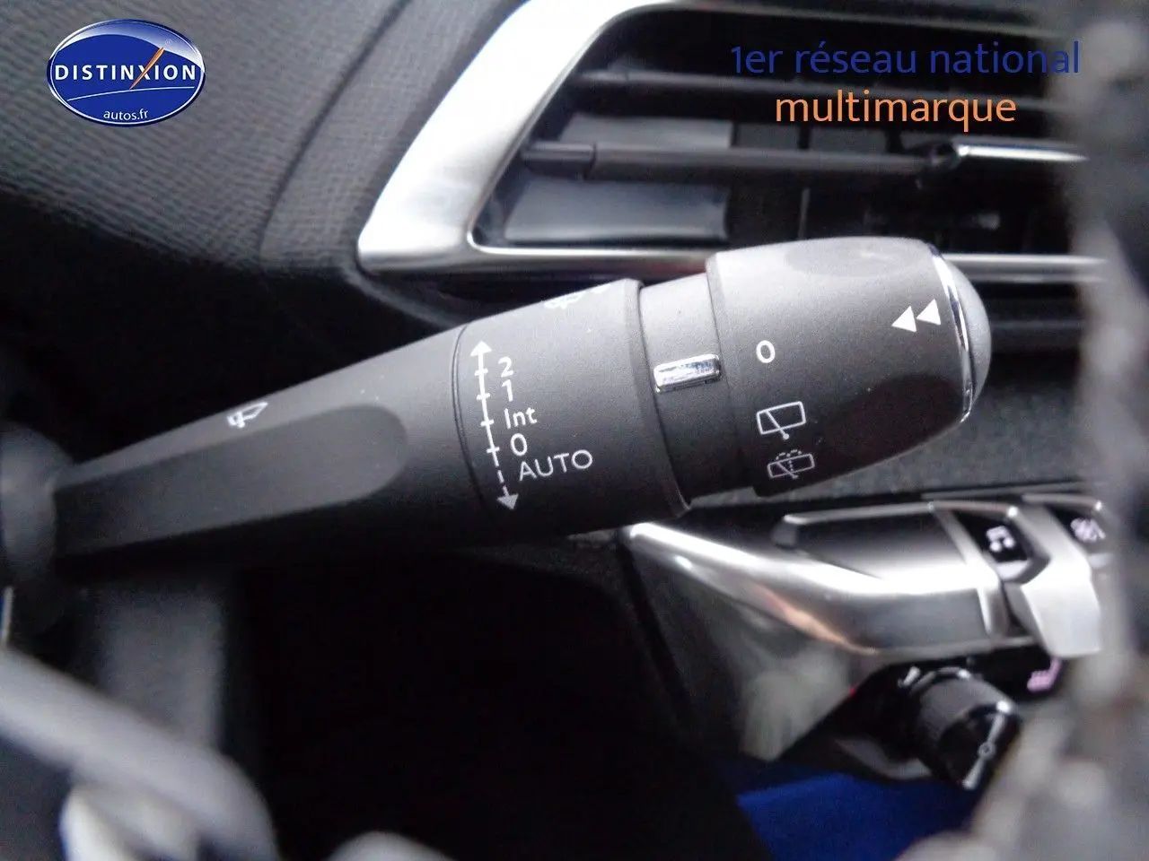Gros plan sur la commande des essuie-glaces du Peugeot 3008 noir métal, avec détails des réglages automatiques et manuels.