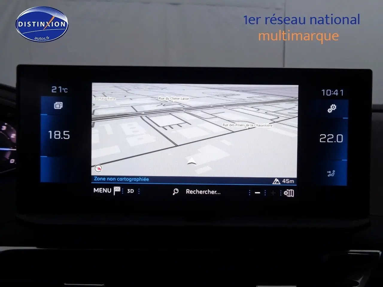 Écran central tactile affichant la navigation GPS dans l'habitacle d'une Peugeot 3008 noir métal 2023.
