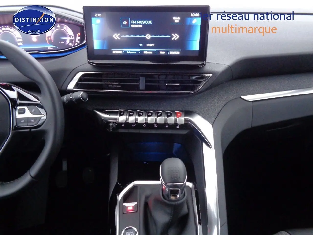 Vue intérieure centrée sur la console centrale et le levier de vitesse manuel du Peugeot 3008 noir métal 2023.