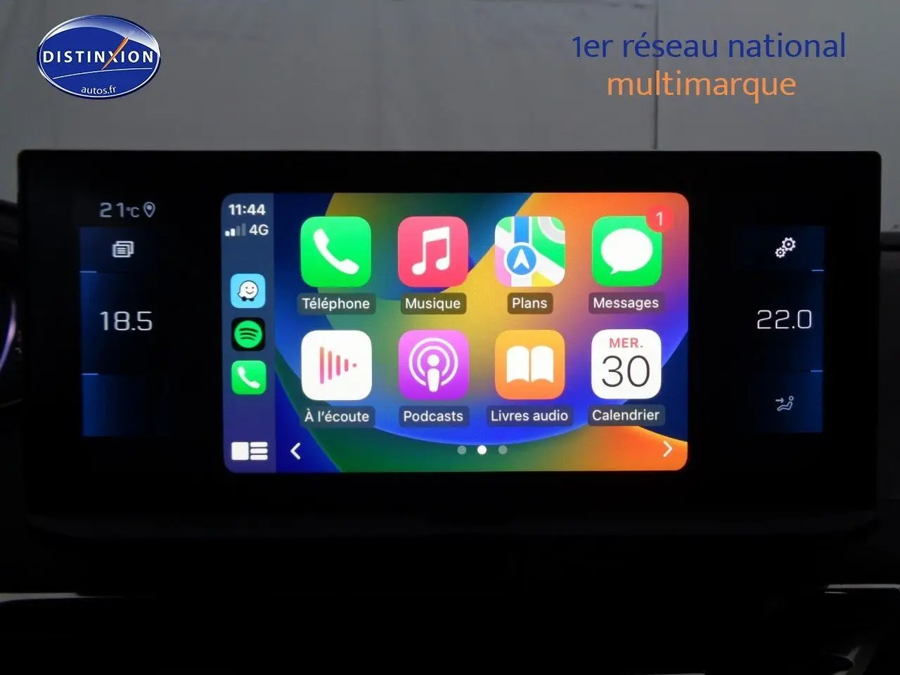 Écran tactile multimédia du Peugeot 3008 noir métal 2023 affichant applications et réglages climatiques.