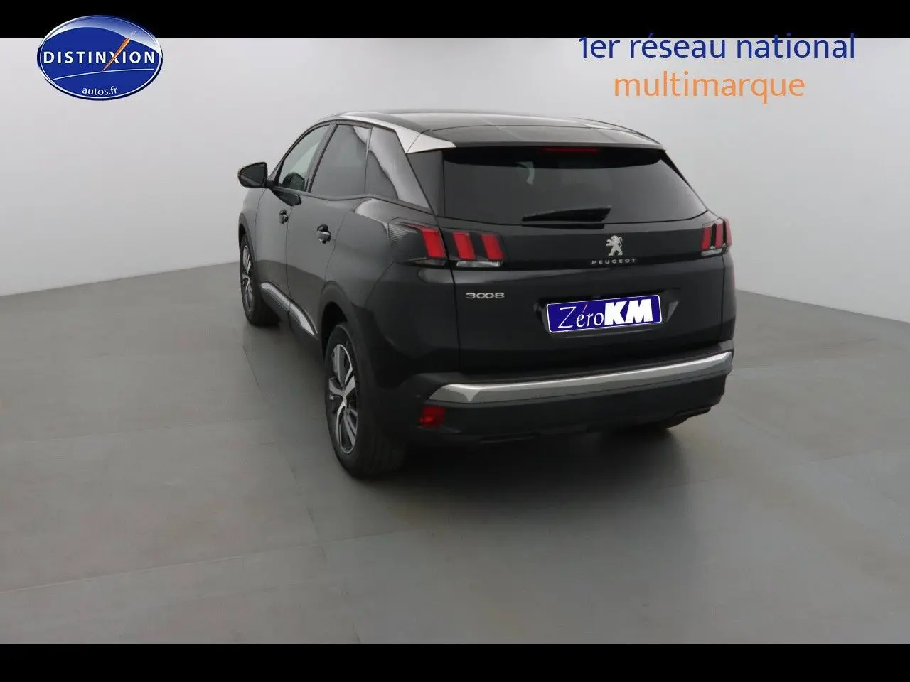 Vue 3/4 arrière gauche d'un Peugeot 3008 noir métal 2023 avec feux arrière à griffes et hayon fermé dans un studio.