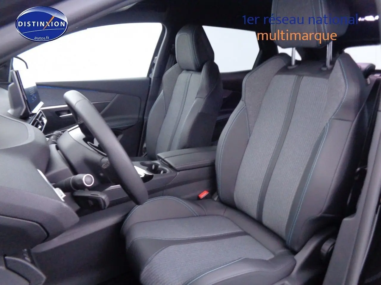 Intérieur du Peugeot 3008 2023 avec sièges avant en cuir noir et tissu gris, vue côté conducteur rapprochée.