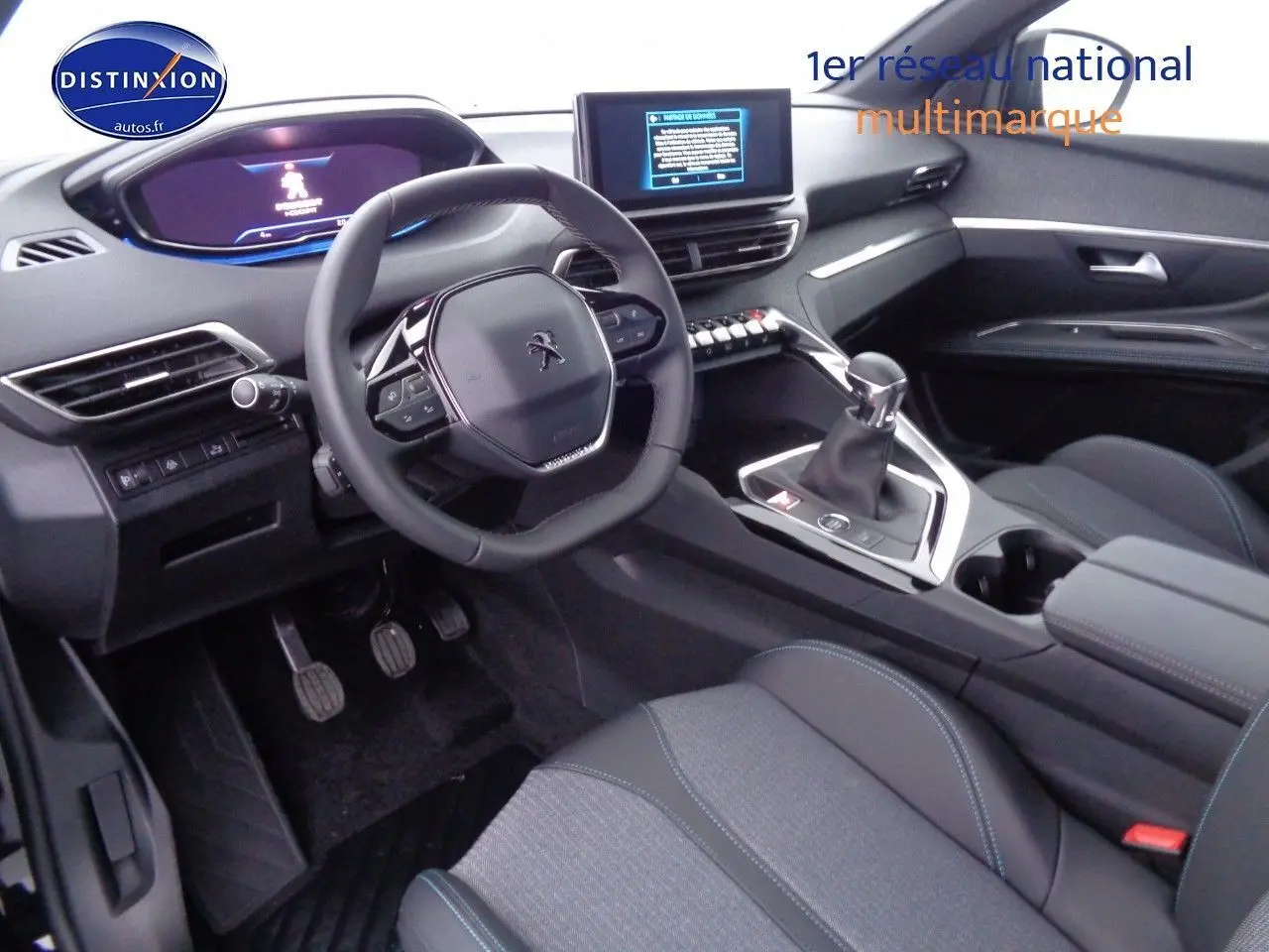 Intérieur avant droit du Peugeot 3008 noir métal 2023 avec volant compact, tableau de bord numérique et boîte manuelle.