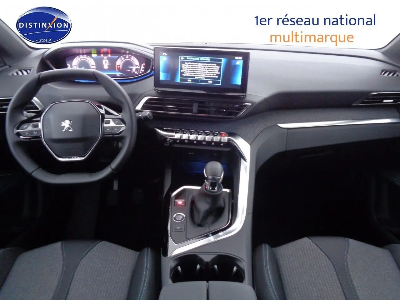 Intérieur Peugeot 3008 2023 noir métal, vue frontale du tableau de bord avec écran tactile et volant compact.