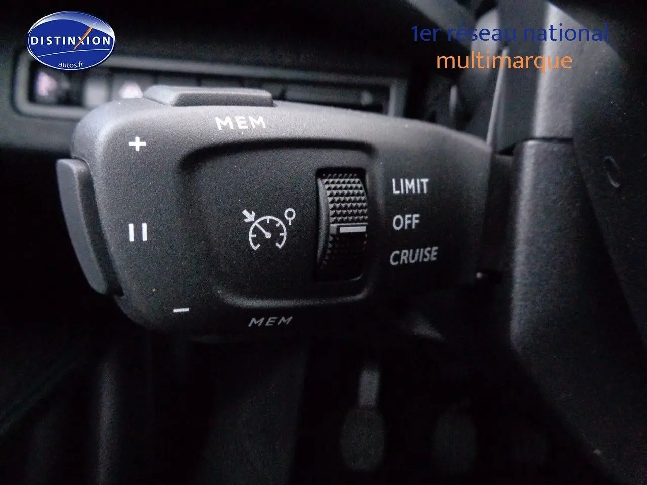 Gros plan sur la commande de régulateur de vitesse du Peugeot 3008 noir métal, version 2023 essence.