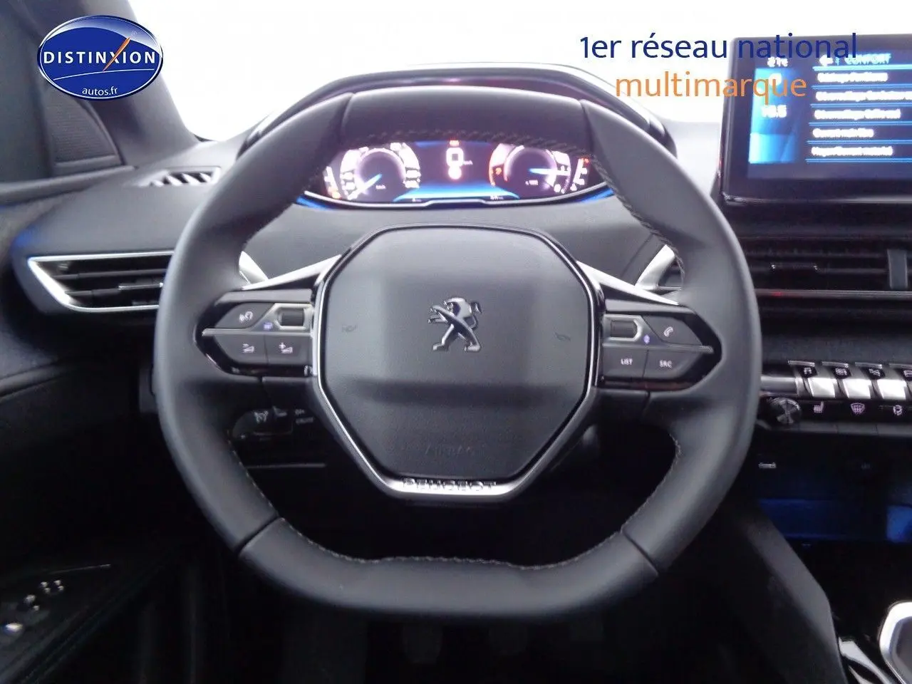 Vue frontale du volant noir de la Peugeot 3008 2023, avec tableau de bord numérique et écran tactile visible.