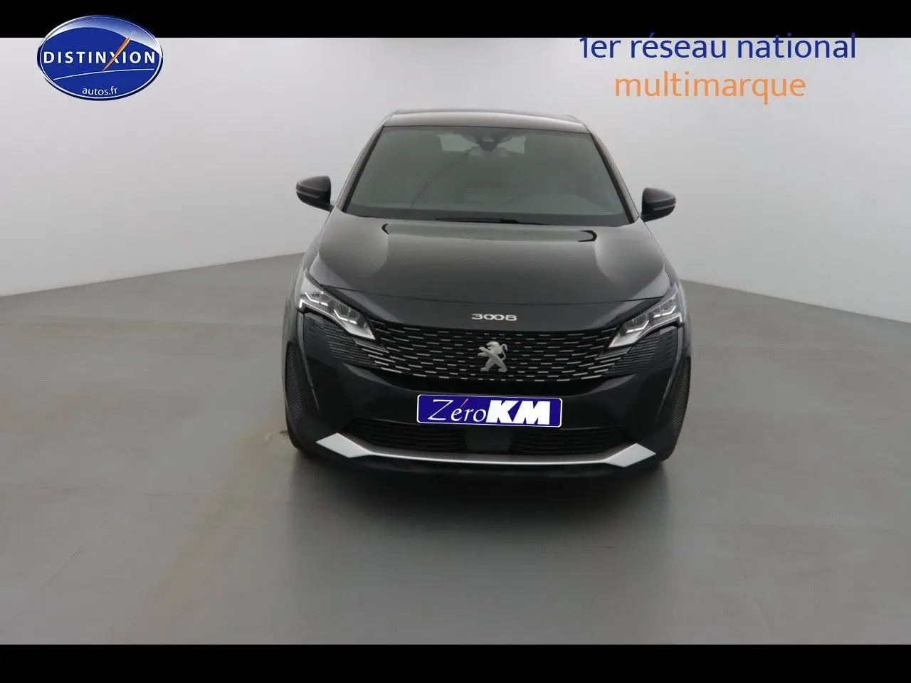 Peugeot 3008 noir métal vue de face dans un studio, mettant en valeur sa calandre et ses phares LED modernes.