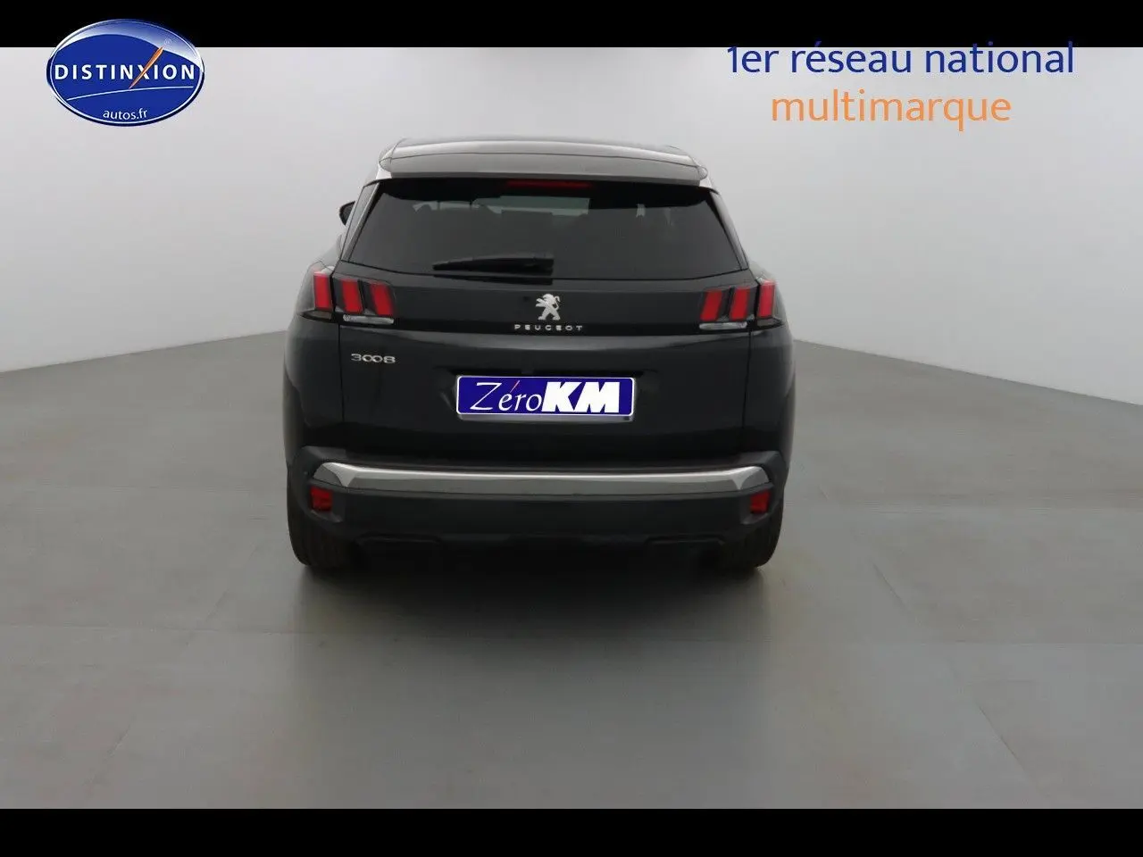 Vue arrière d'un Peugeot 3008 noir métal 2023 avec feux LED et hayon fermé dans un studio blanc.