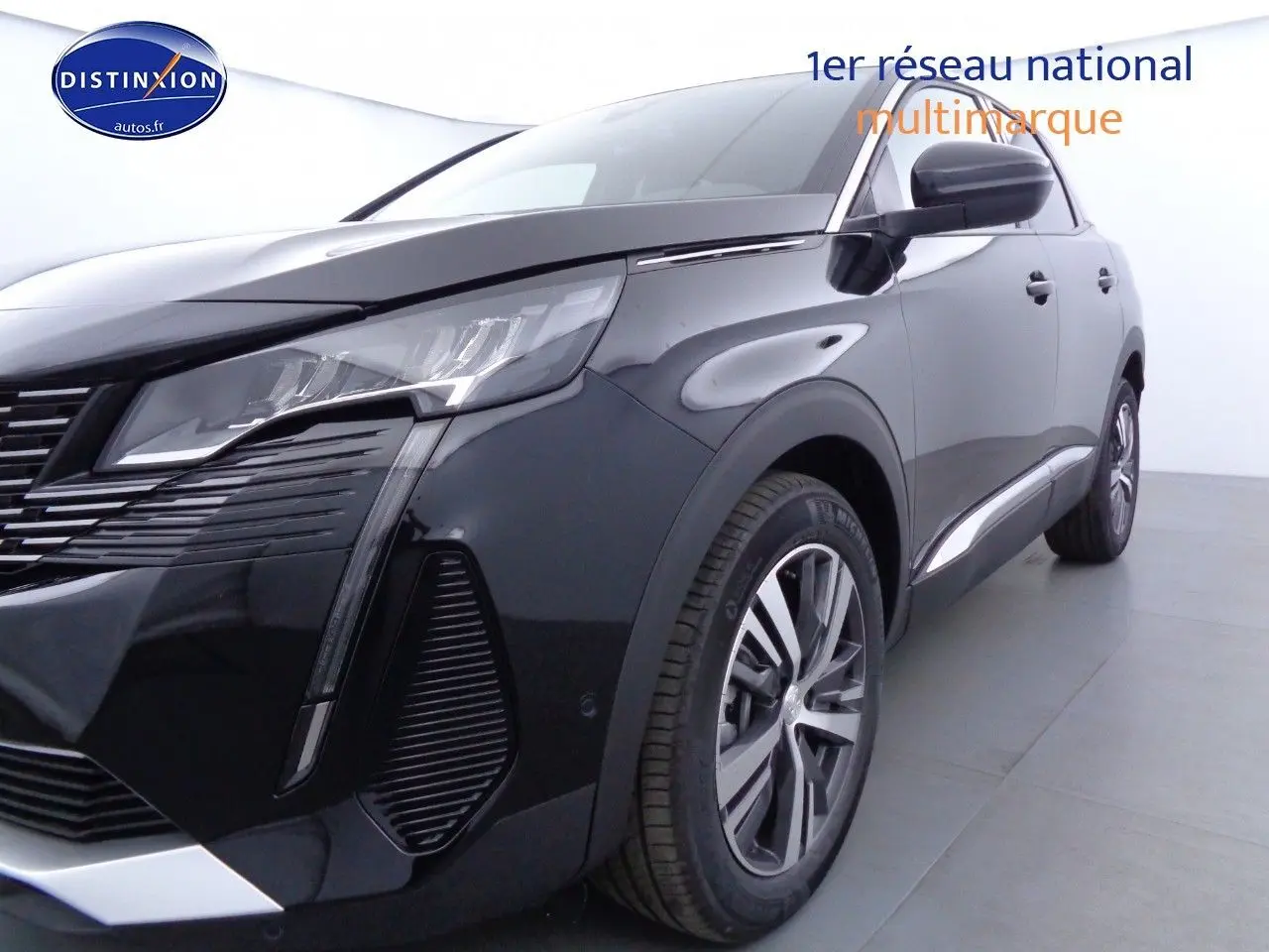 Vue 3/4 avant droit du Peugeot 3008 noir métal 2023, mettant en valeur ses phares LED et jantes alliage bicolores.