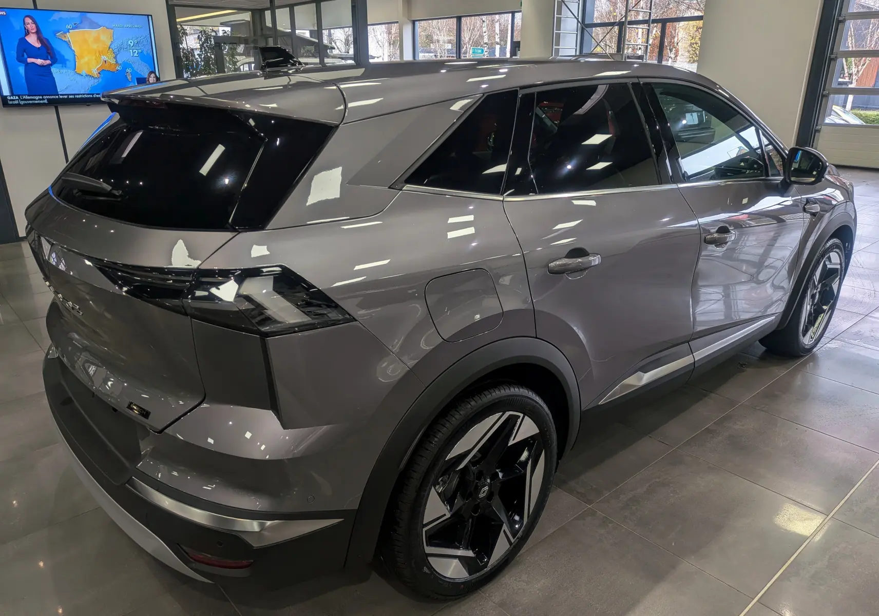 Vue 3/4 arrière droite du Renault SYMBIOZ gris Cassiopé, soulignant ses lignes modernes et ses jantes bicolores.